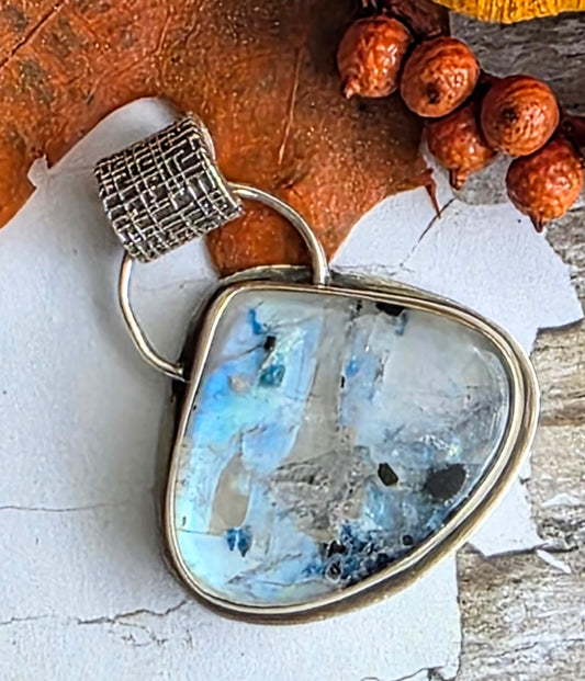 Flashy Moonstone pendant with fine silver bail